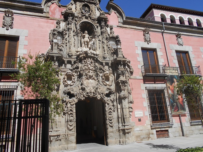 En este edificio municipal de la calle Fuencarral se halla la exhibición documentada sobre la búsqueda de los huesos de Cervantes.