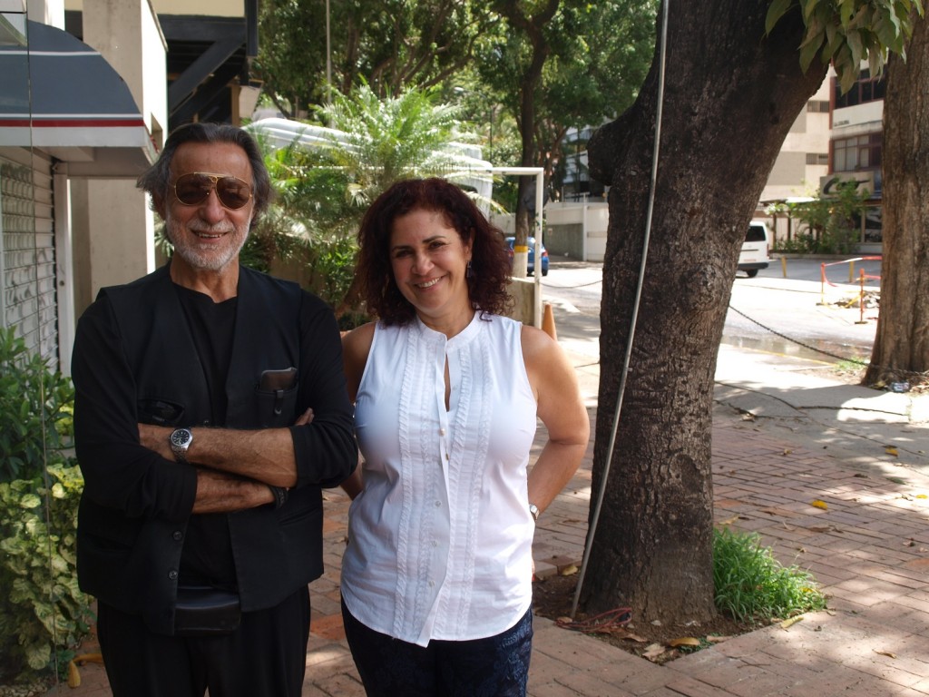 El artista Rolando Peña y Beatriz Gil frente a la galería de ella.