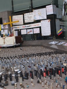 Exposición de cartuchos usados durante la represión en 2014.