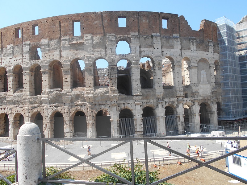 El Coliseo, imagen clásica de Roma: como se puede apreciar, en refacciones.
