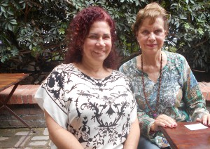 Corina con su amiga Beatriz Gil el sábado 5/3/2016 en el jardín-restaurant detrás de la galería, a las 2:30 pm.