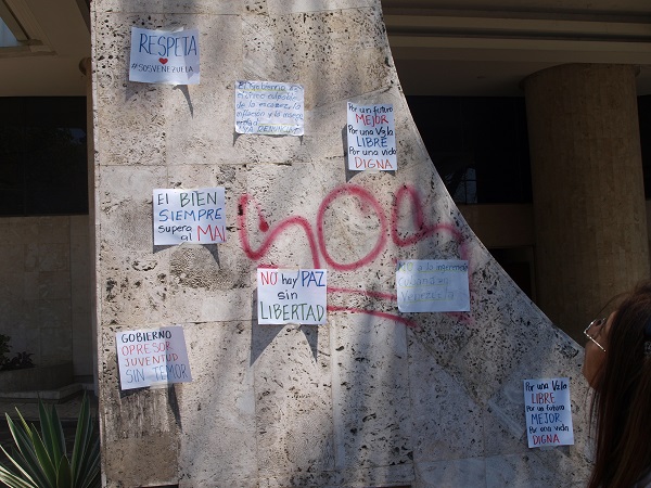 Letreros pegados por la gente en un edificio aledaño a la plaza Altamira, en marco y abril de 2014.