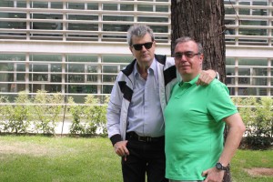 González Fabre y el administrador de este blog en los jardines de la UCAB, a principios de junio 2014.