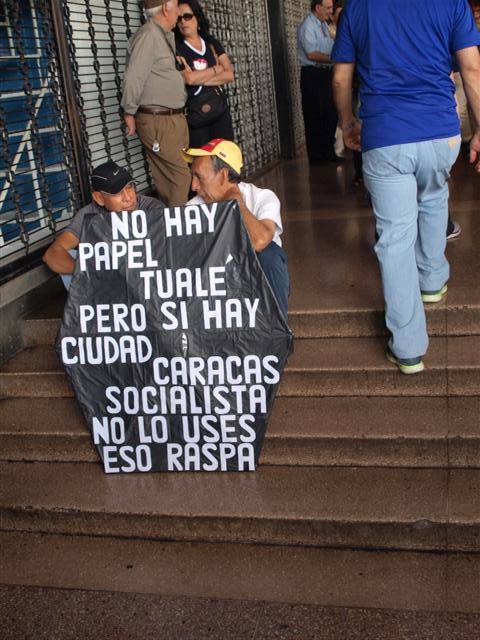 Este letrero lo pasearon por la retaguardia de la concentración en plaza Brión.